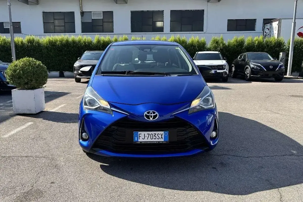 Usata Toyota Yaris Cool 69 CV (50 kW) 2017 Antracite Berlina