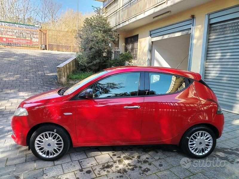 Usata Lancia Ypsilon Gold 69 CV (50 kW) 2018 Rosso Utilitaria