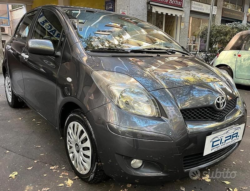 Grigio Usata 2010 Toyota Yaris Sol Tre volumi | 3900 € (Buon prezzo) - Immagine 1/4