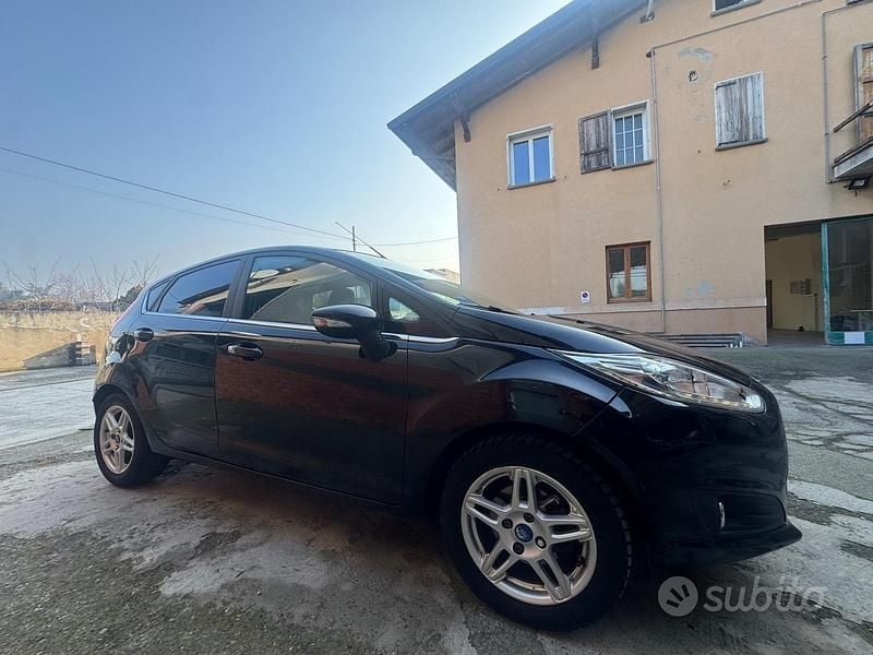 Usata Ford Fiesta Titanium 75 CV (55 kW) 2013 Blu Utilitaria