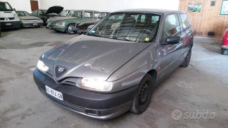 Grigio Usata 1997 Alfa Romeo 145 Due volumi | 1500 € (Buon prezzo) - Immagine 1/4