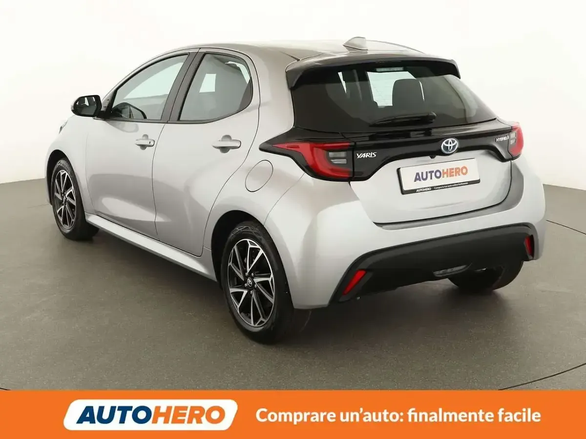 Usata Toyota Yaris Trend 92 CV (67 kW) 2023 Grigio Utilitaria