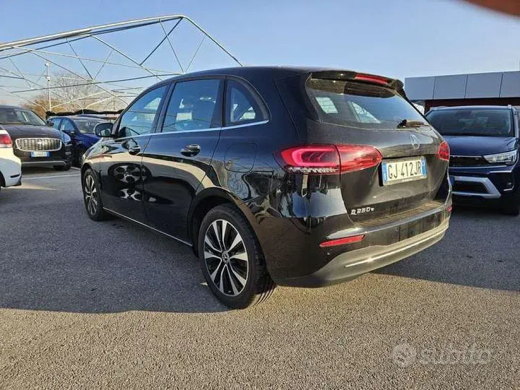 Gebraucht Mercedes B250e Business 160 PS (117 kW) 2022 Schwarz Van / Kleinbus