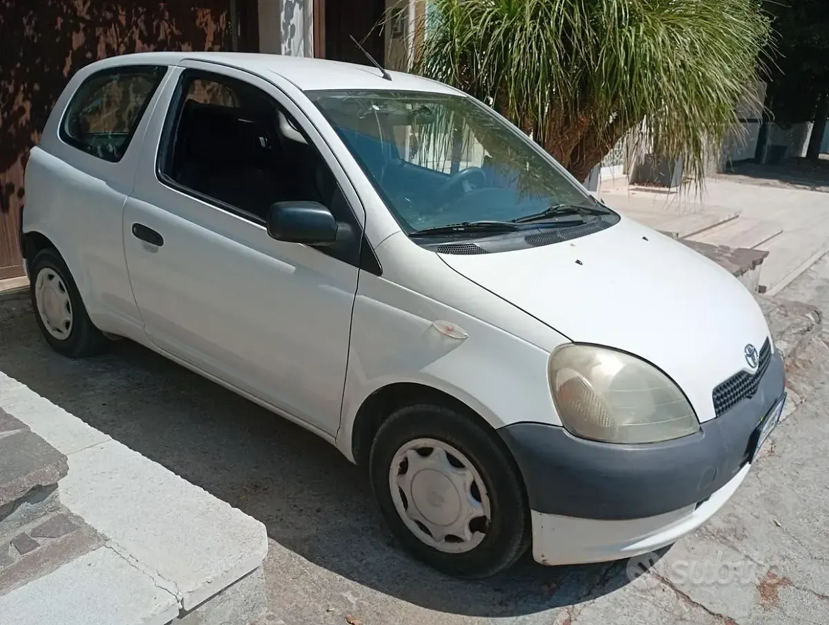 Usata Toyota Yaris 65 CV (47 kW) 2003 Bianco Utilitaria