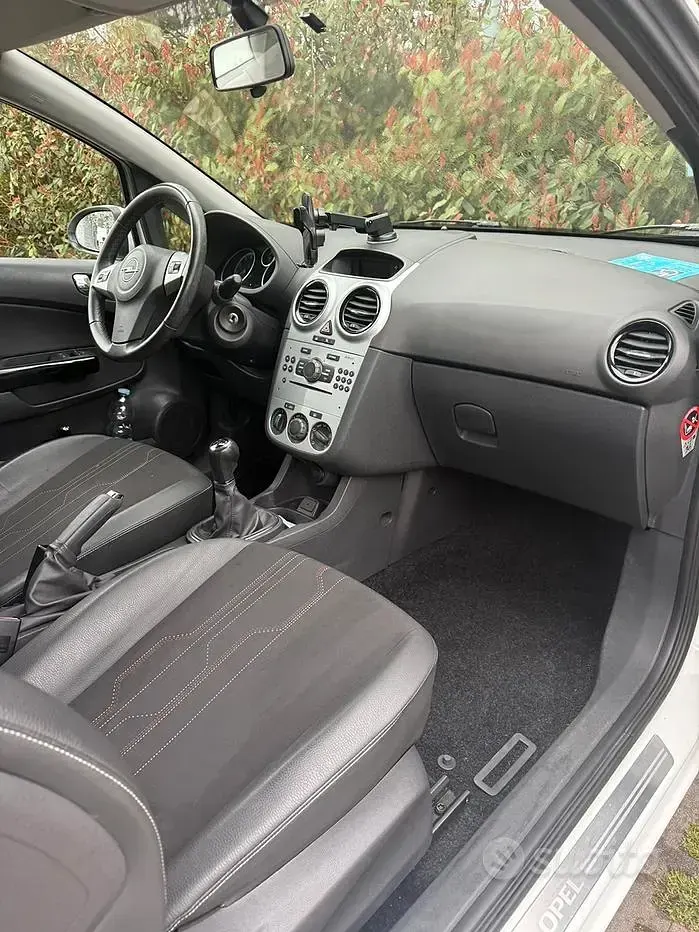 Usata Opel Corsa 65 CV (47 kW) 2013 Bianco Utilitaria