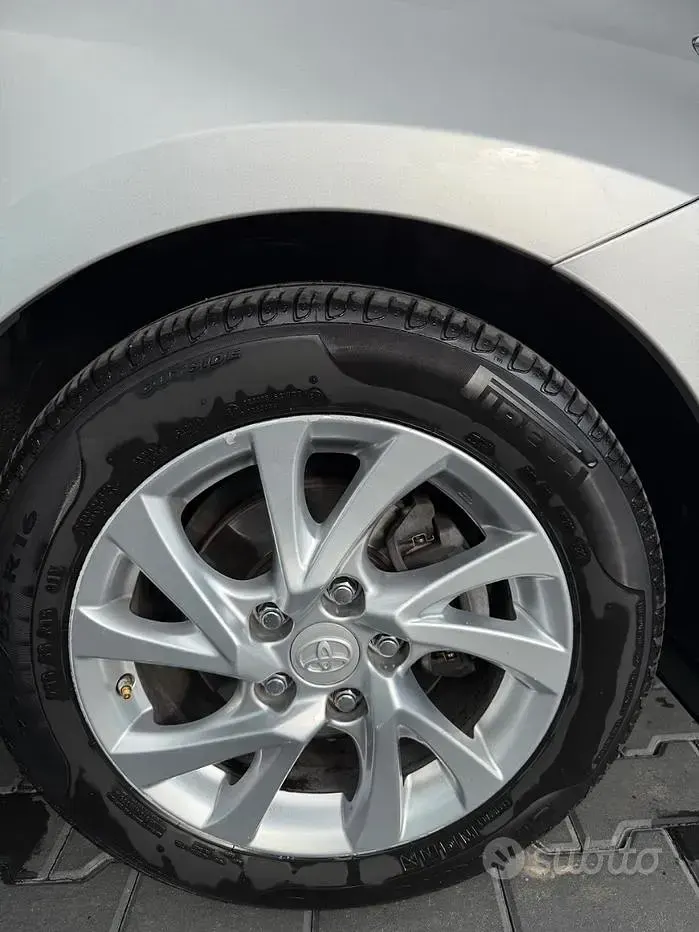 Usata Toyota Auris 90 CV (66 kW) 2016 Grigio Berlina