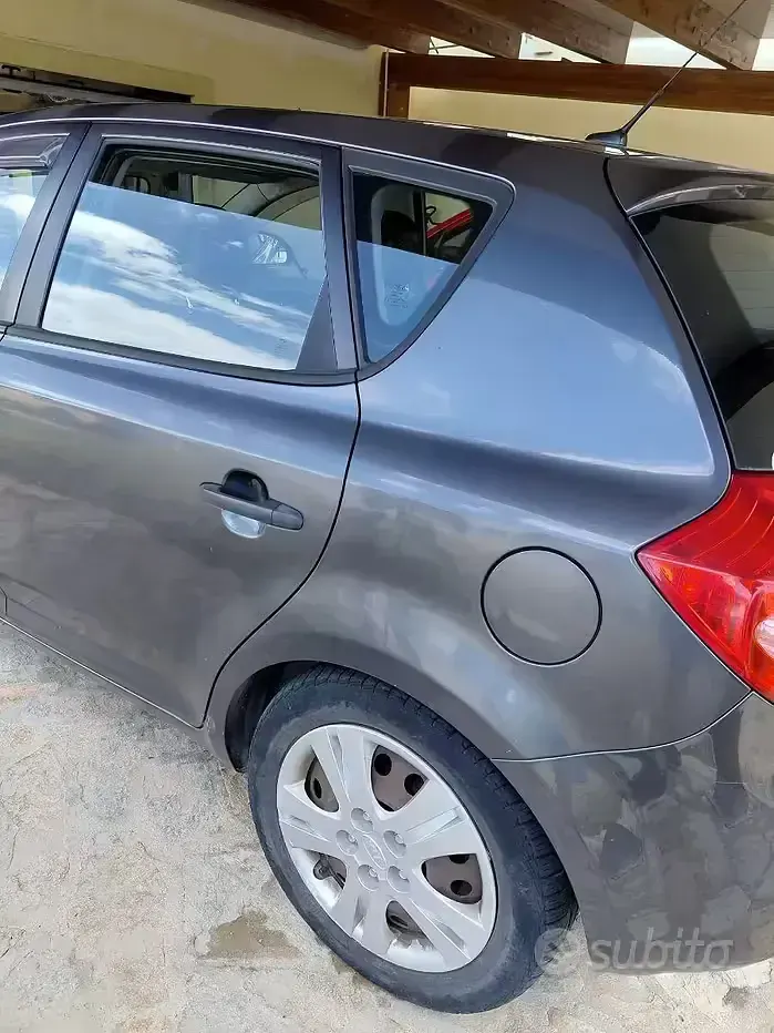 Usata Kia Ceed 109 CV (80 kW) 2009 Grigio Utilitaria