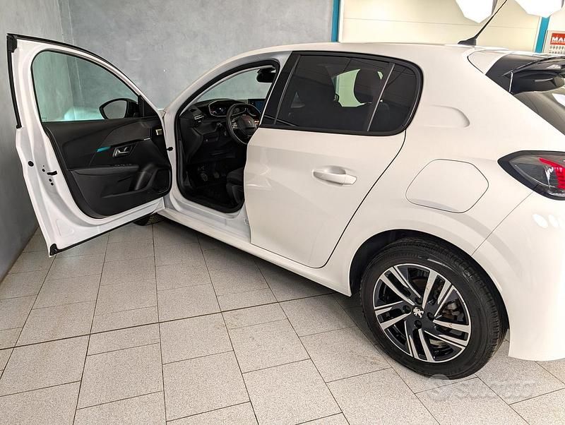 Usata Peugeot 208 Allure 101 CV (74 kW) 2023 Bianco Utilitaria