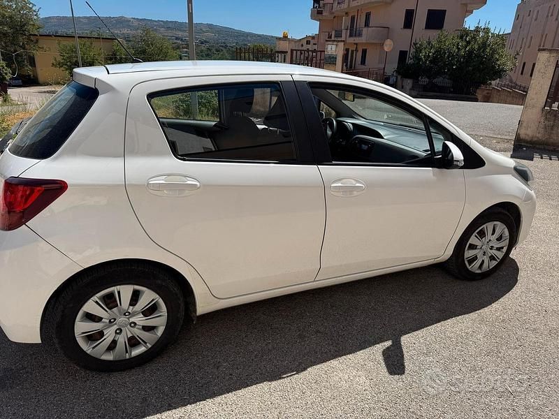 Usata Toyota Yaris 90 CV (66 kW) 2016 Bianco Utilitaria