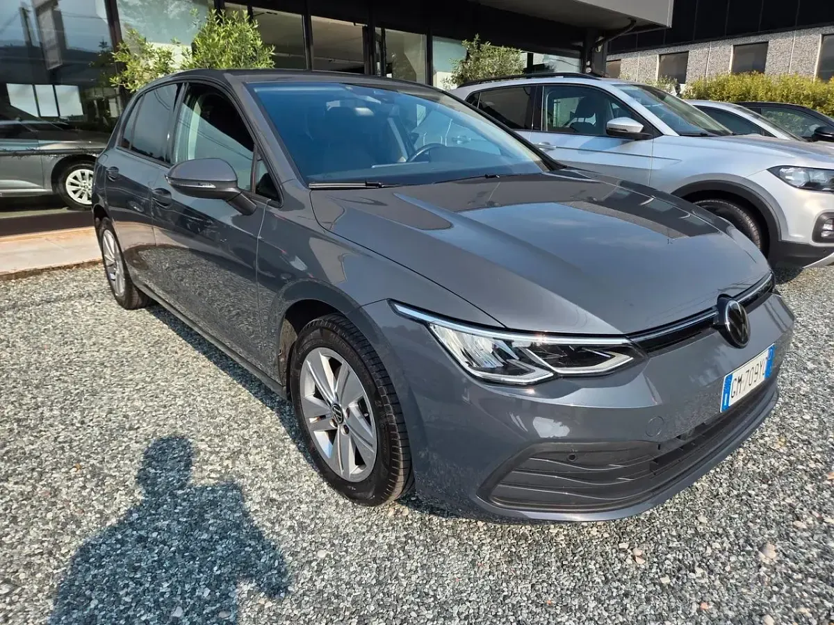 Usata VW Golf VIII Life 131 CV (96 kW) 2023 Grigio Berlina