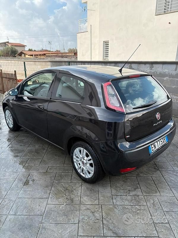 Nero Usata 2012 Fiat Punto Lounge Tre volumi | 3750 € (Buon prezzo) - Immagine 1/4
