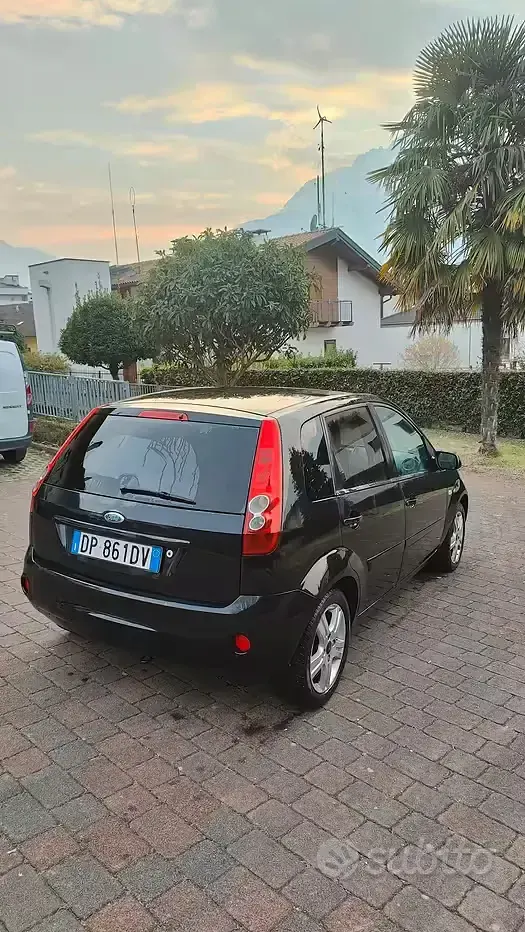 Usata Ford Fiesta 68 CV (50 kW) 2008 Nero Utilitaria