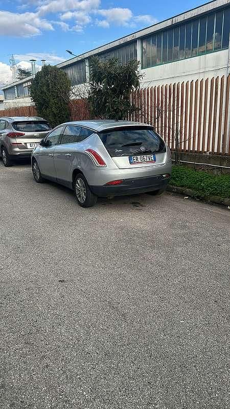 Usata Lancia Delta 120 CV (88 kW) 2013 Argento Utilitaria
