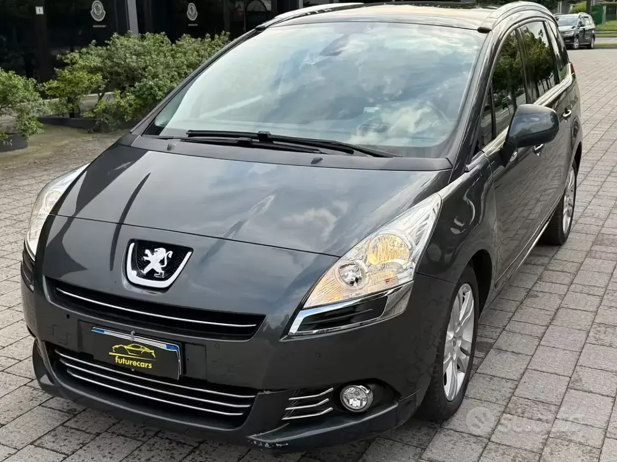 Usata Peugeot 5008 Active 112 CV (82 kW) 2012 Grigio Monovolume