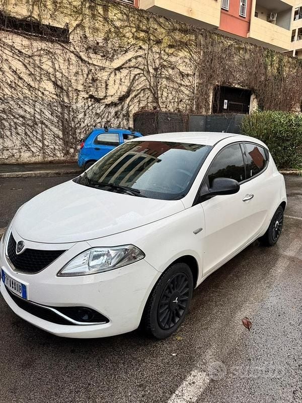 Usata Lancia Ypsilon 69 CV (50 kW) 2017 Bianco Utilitaria