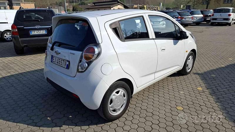 Begagnad Chevrolet Spark 68 HK (50 kW) 2011 Vit Halvkombi