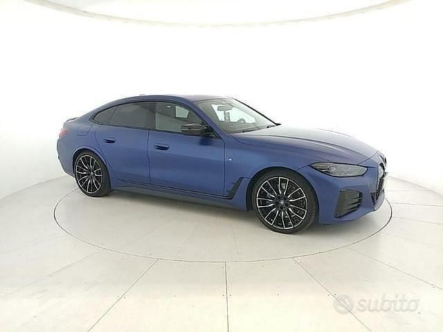 Usata BMW i4 Sport Line 400 kW (544 CV) 2022 Blu pastello Berlina