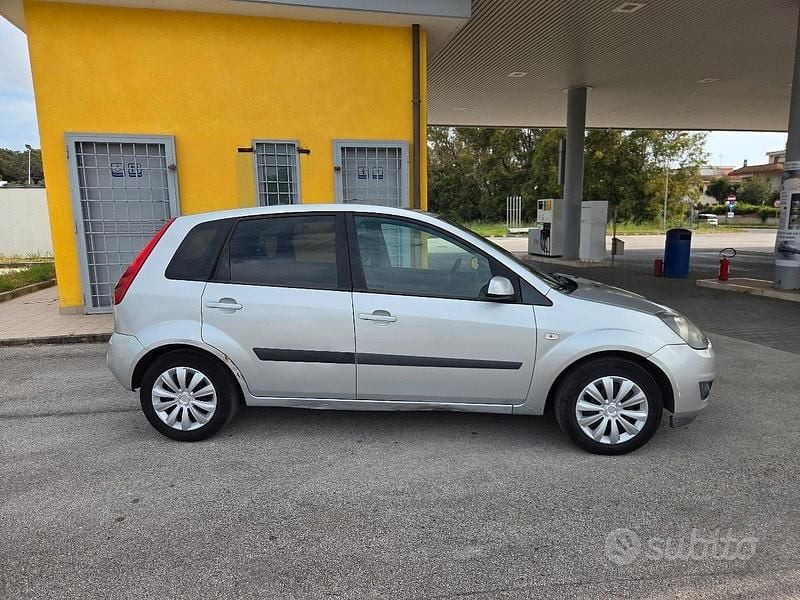 Usata Ford Fiesta 68 CV (50 kW) 2007 Grigio Utilitaria
