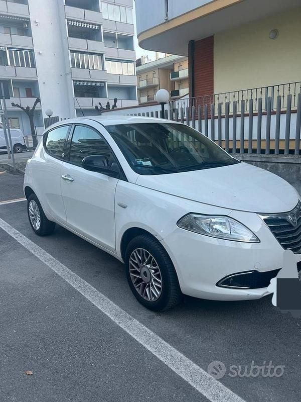 Usata Lancia Ypsilon 80 CV (58 kW) 2014 Bianco Utilitaria