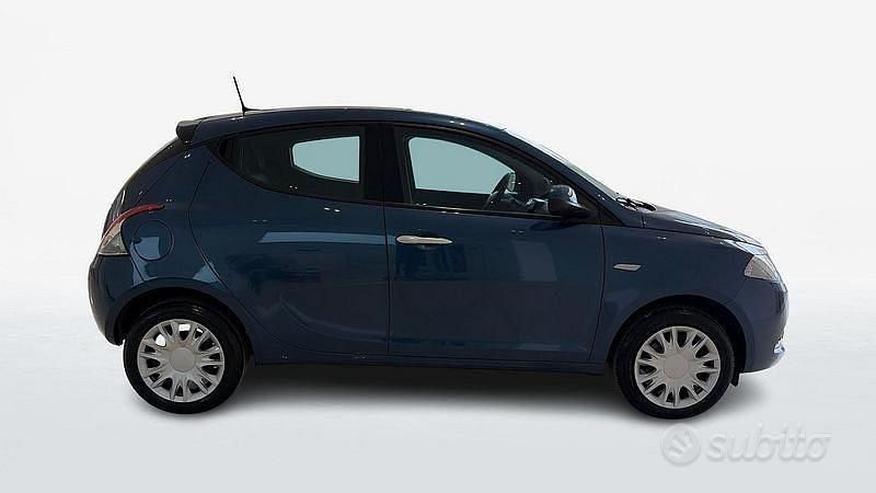 Usata Lancia Ypsilon Gold 70 CV (51 kW) 2023 Blu/azzurro Utilitaria