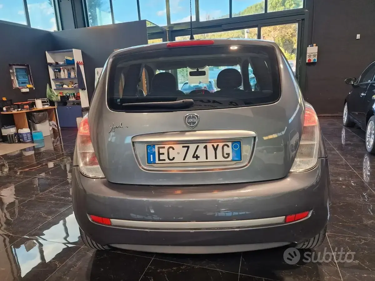 Usata Lancia Ypsilon 60 CV (44 kW) 2010 Grigio Utilitaria