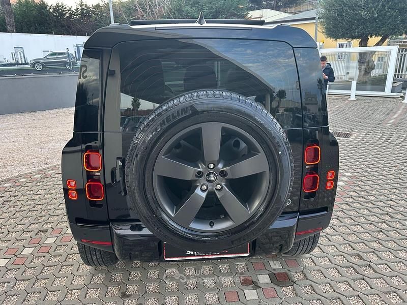 Käytetty Land Rover Defender HSE Dynamic 200 HP (147 kW) 2022 Musta Katumaasturi