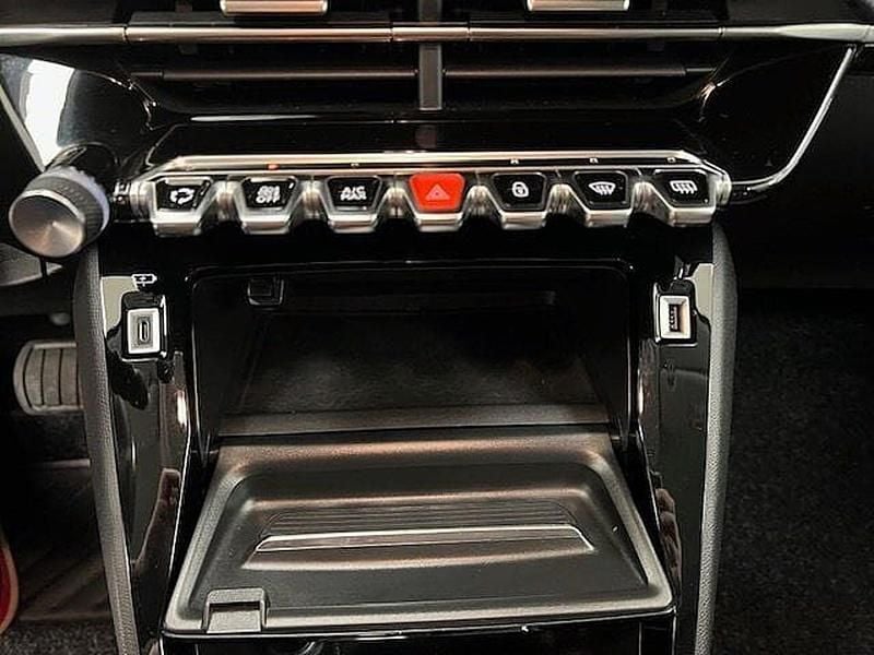 Usata Peugeot e-208 Allure 100 kW (136 CV) 2022 Vari colori Utilitaria