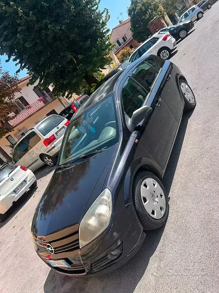 Usata Opel Astra 101 CV (74 kW) 2005 Nero Berlina