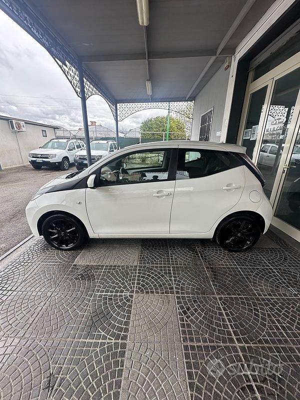 Usata Toyota Aygo X-Black 69 CV (50 kW) 2017 Bianco Utilitaria