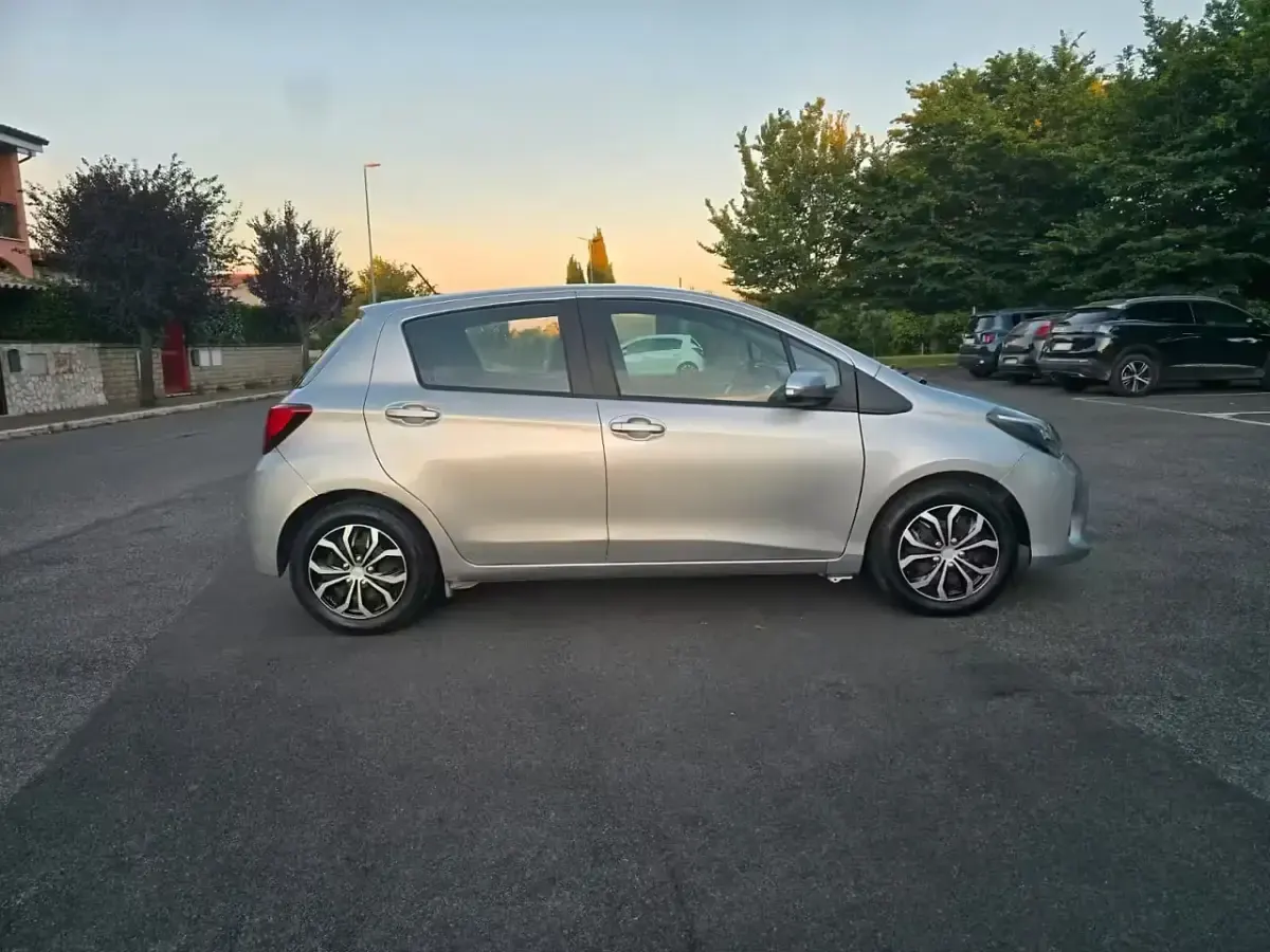 Usata Toyota Yaris Hybrid Active 73 CV (53 kW) 2015 Argento Berlina