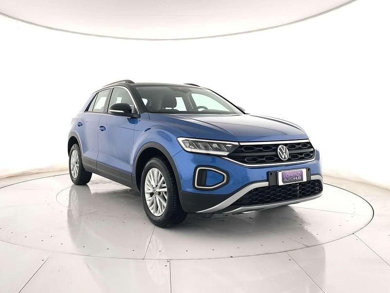 Usata VW T-Roc Life 150 CV (110 kW) 2023 Blu metallizzato e tetto nero SUV