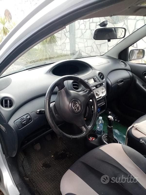 Usata Toyota Yaris 2005 Grigio Utilitaria