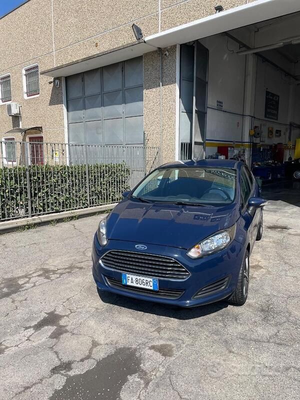 Blu Usata 2015 Ford Fiesta Due volumi | 4800 € (Super prezzo) - Immagine 1/4