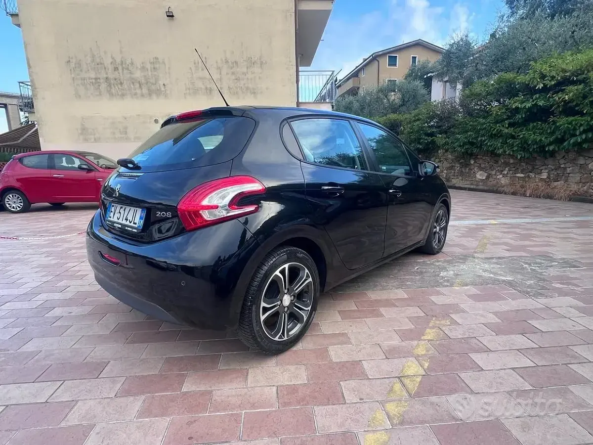 Usata Peugeot 208 Allure 68 CV (50 kW) 2014 Nero Utilitaria