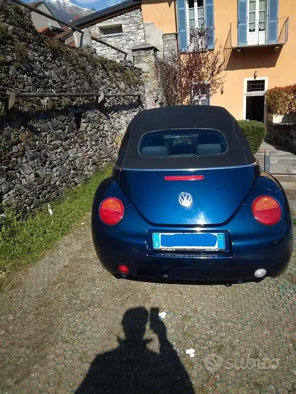 Usata VW New Beetle 105 CV (77 kW) 2005 Blu Utilitaria
