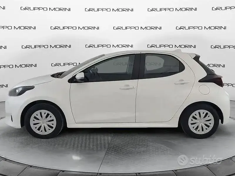Usata Toyota Yaris Hybrid Active 116 CV (85 kW) 2025 Bianco Berlina
