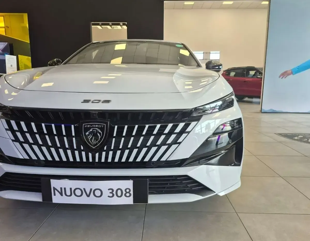 Nuova Peugeot e-308 GT 114 kW (156 CV) 2026 Bianco okenite Utilitaria