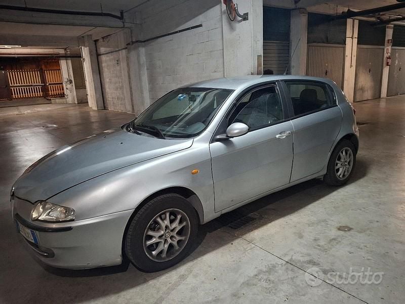 Usata Alfa Romeo 147 Distinctive 116 CV (85 kW) 2000 Grigio Utilitaria