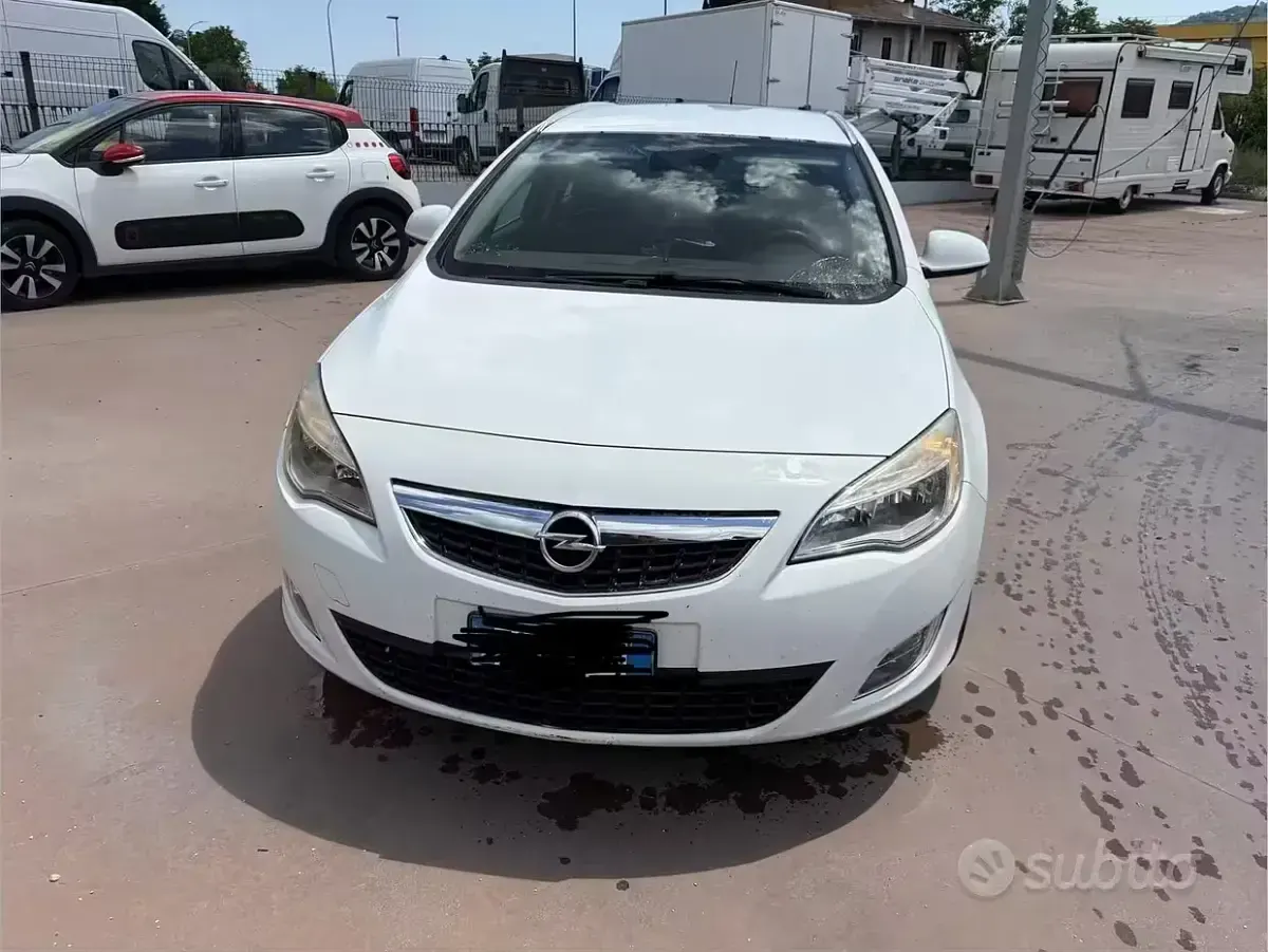 Usata Opel Astra Sport 82 CV (60 kW) 2011 Bianco Station wagon