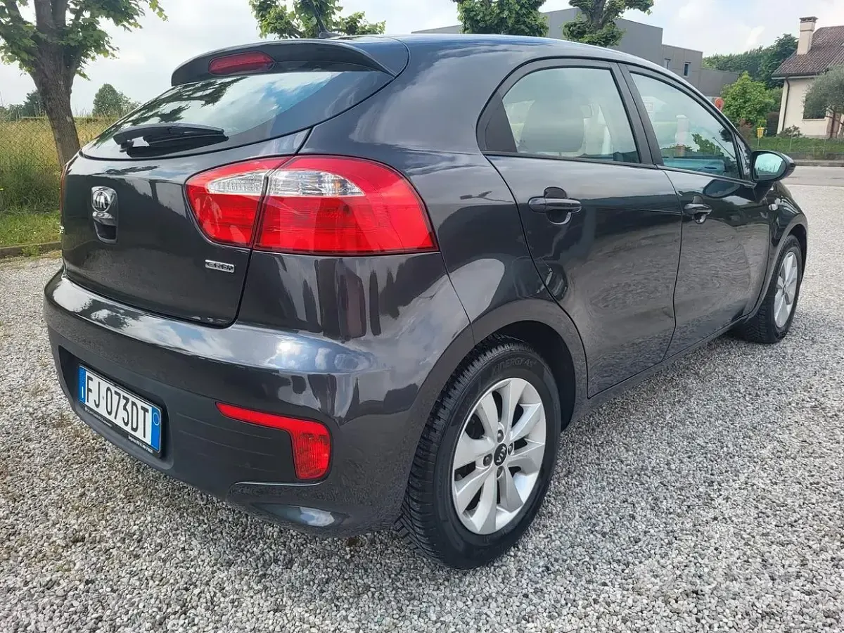 Käytetty Kia Rio Active 75 HP (55 kW) 2017 Harmaa Sedan