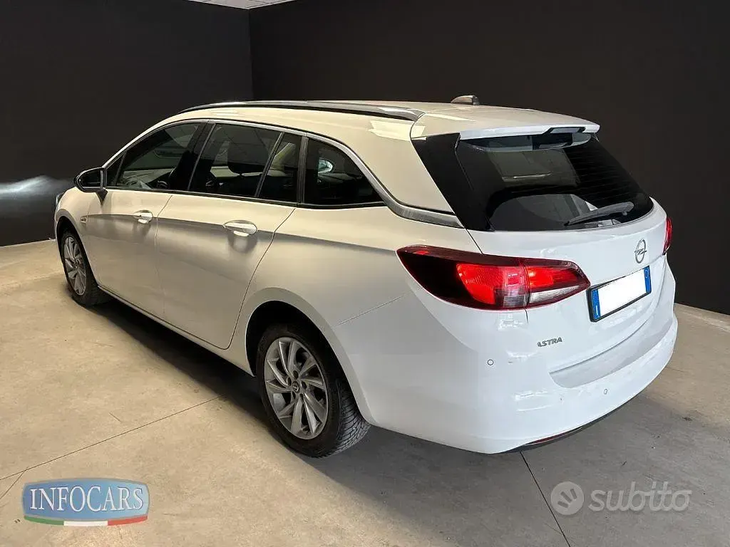 Usata Opel Astra 105 CV (77 kW) 2022 Bianco pastello Utilitaria