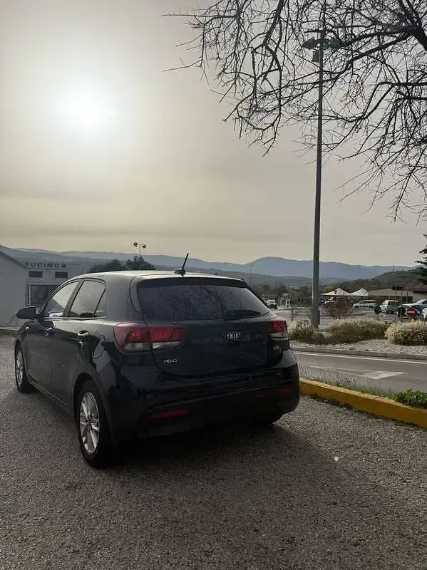 Usata Kia Rio Comfort 84 CV (61 kW) 2021 Nero Berlina