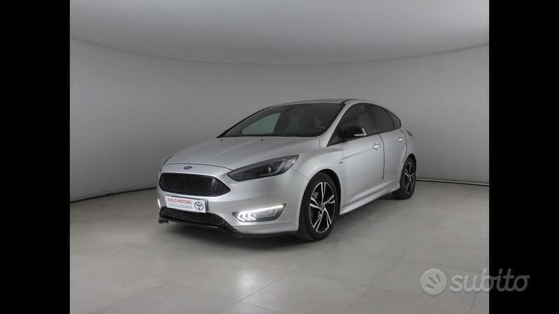 Grigio Usata 2016 Ford Focus ST-Line Tre volumi | 10.800 € (Buon prezzo) - Immagine 1/4