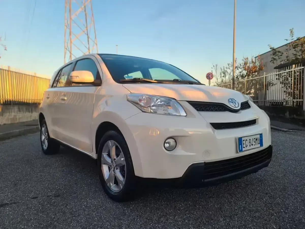 Usata Toyota Urban Cruiser Active 90 CV (66 kW) 2011 Bianco Utilitaria
