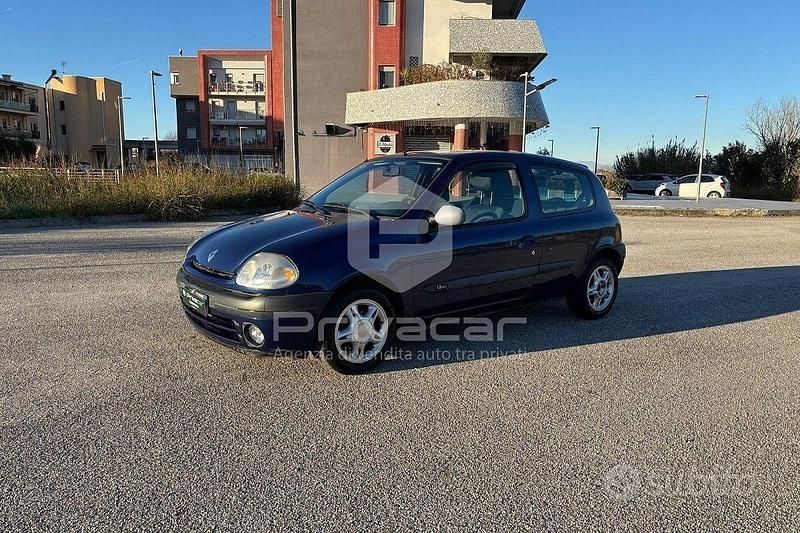 Blu Usata 2001 Renault Clio II Dynamique Due volumi | 1990 € (Buon prezzo) - Immagine 1/4