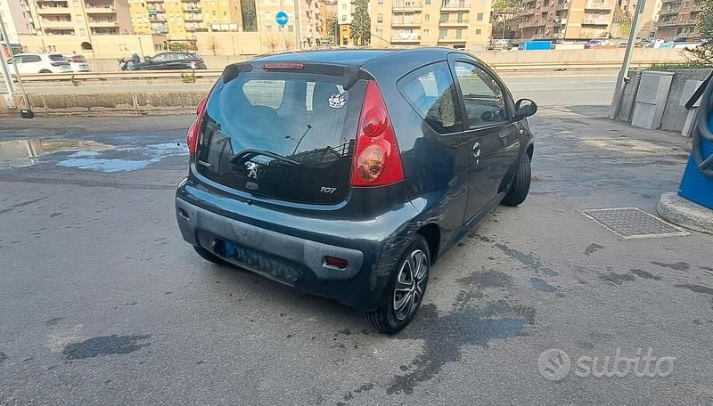 Usata Peugeot 107 Access 68 CV (50 kW) 2010 Nero Utilitaria
