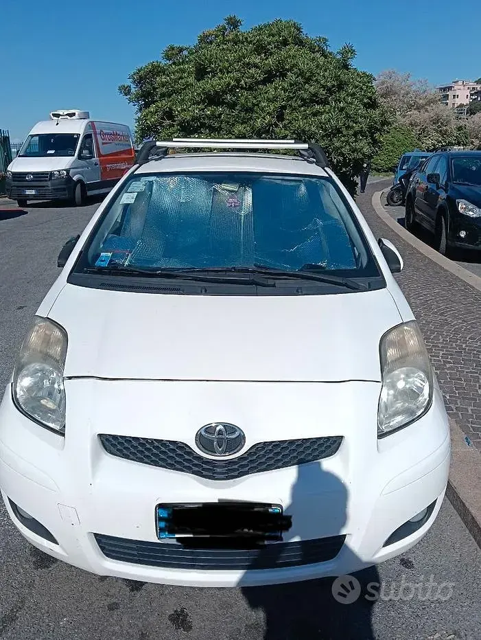 Usata Toyota Yaris 69 CV (50 kW) 2011 Bianco Utilitaria