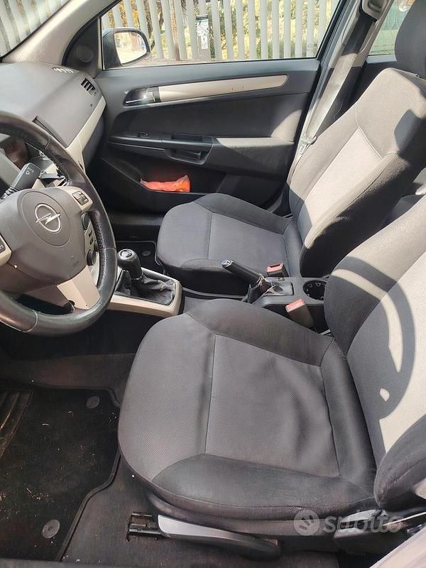 Usata Opel Astra 68 CV (50 kW) 2008 Nero Berlina