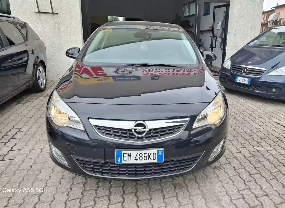 Usata Opel Astra Cosmo 140 CV (102 kW) 2012 Nero Berlina