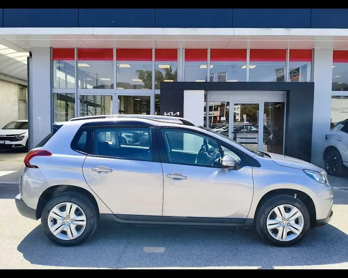 Usado Peugeot 2008 Active 83 HP (61 kW) 2019 Prateado SUV